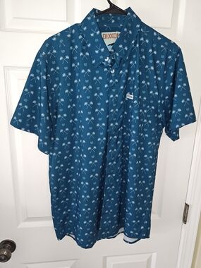 Dixxon Two Palms Party Shirt in men’s size Medium. Excellent condition